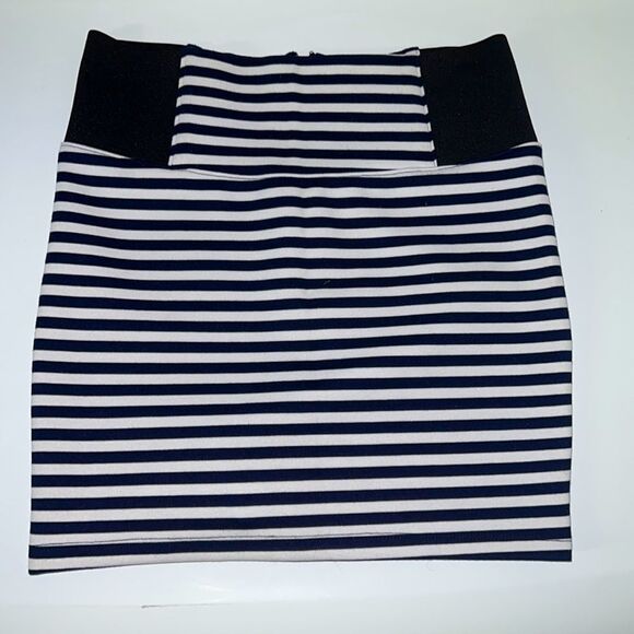 3 FOR $15 🙌🏼 Charlotte Russe Black white striped mini pencil skirt form fitting - Picture 1 of 4